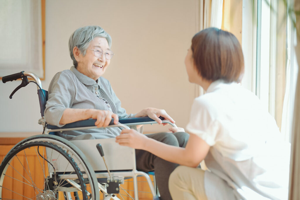 笑顔で話す車椅子のシニア女性