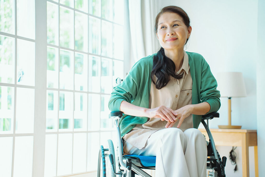 車椅子に乗る女性